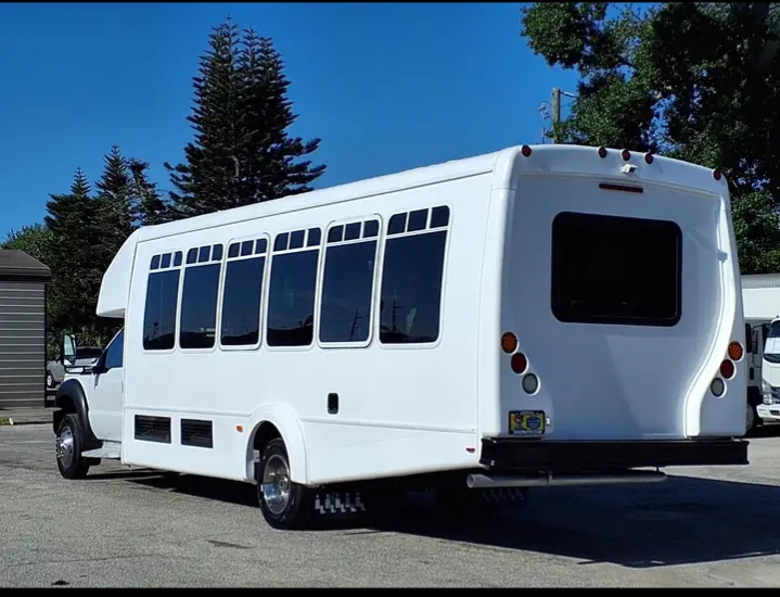 2016 Ford F-550 Shuttle Bus