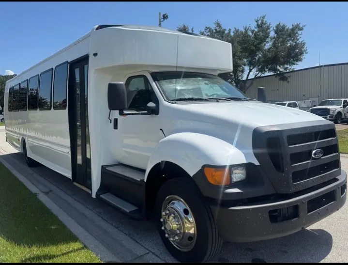 2015 Starcraft Ford F-650 Shuttle Bus