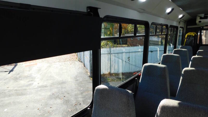 2017 Ford F-550 Super Duty -Shuttle Bus