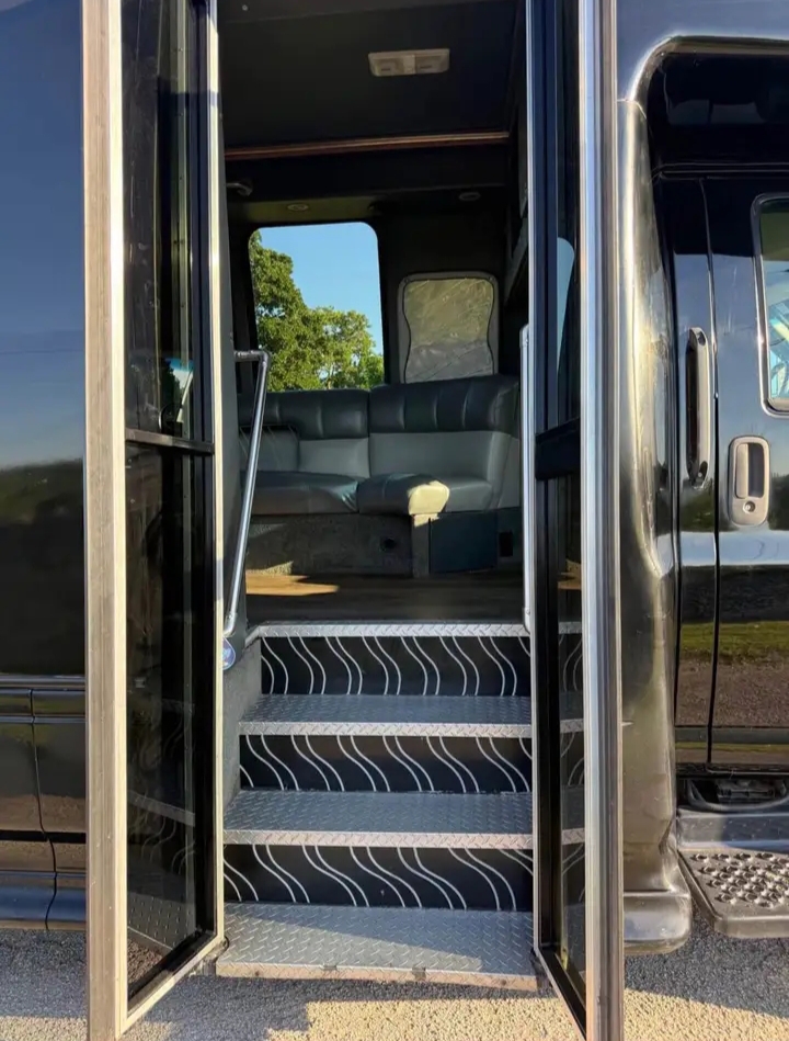 2009 Ford F-550 Limo Bus