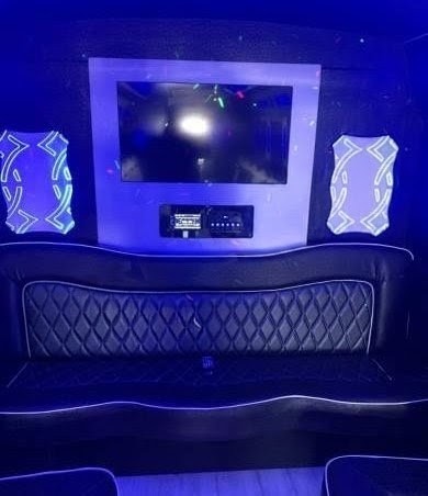 2015 Ford F550 Limo Bus – Spacious 20-Passenger Capacity