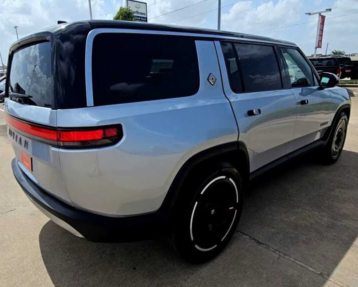 2025 Rivian R1S Adventure Dual Motor