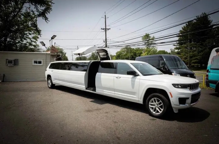 2023 Jeep Grand Chrokee Stretch Limo