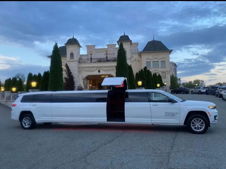2023 Jeep Grand Chrokee Stretch Limo