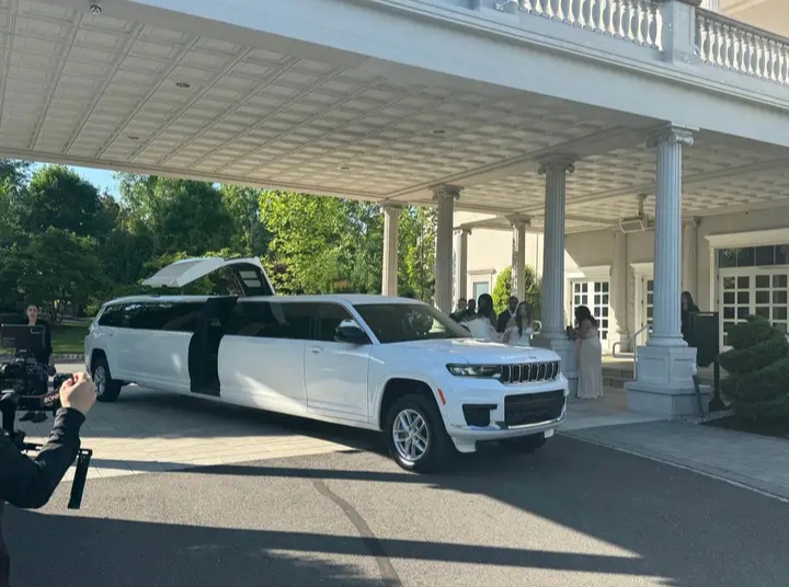2023 Jeep Grand Chrokee Stretch Limo