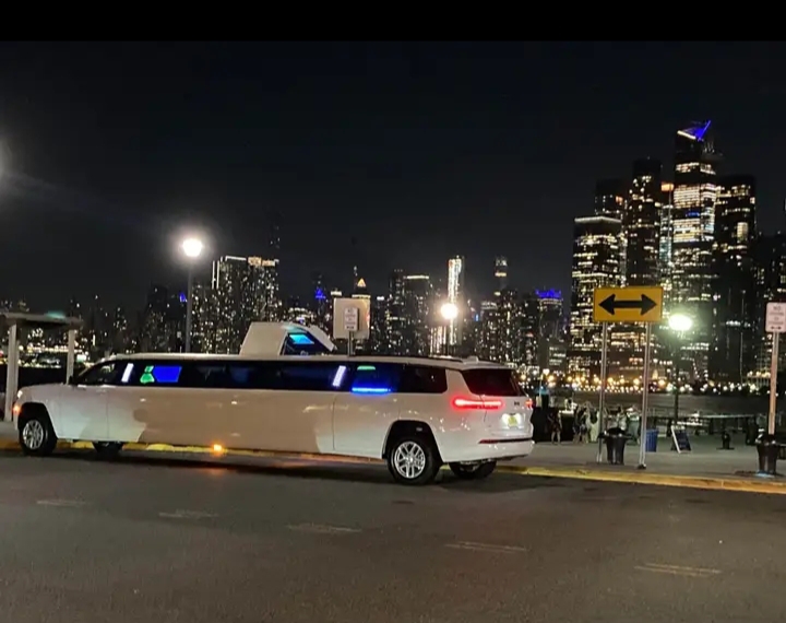 2023 Jeep Grand Chrokee Stretch Limo