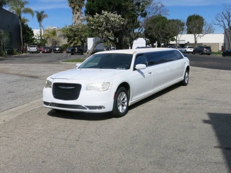 2015 Chrysler 300 – Luxury Limo