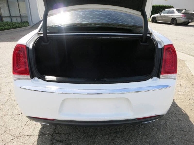 2015 Chrysler 300 – Luxury Limo