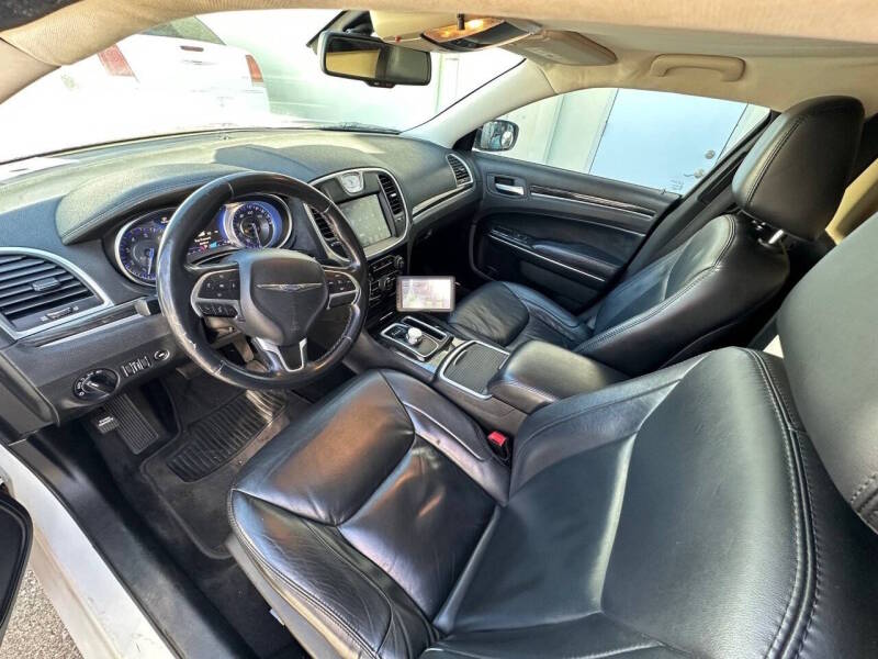 2015 Chrysler 300 – Luxury Limo