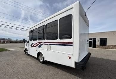 2018 Ford F450 16-Passenger Shuttle – Reliable & Versatile