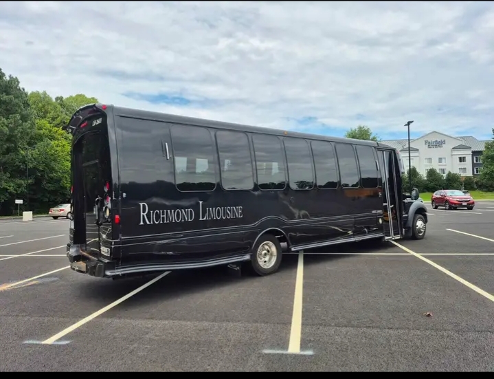 2015 Ford F-550 Limo Bus