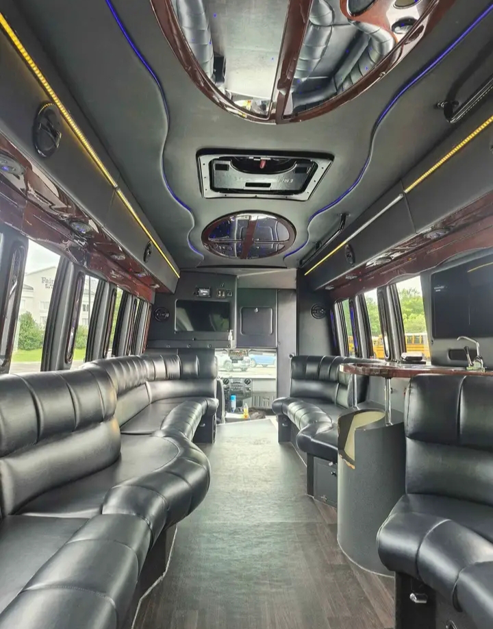 2015 Ford F-550 Limo Bus