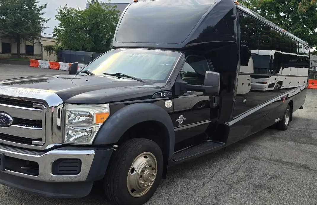 2016 Ford F-550 Grech GM33 – 27-Passenger Diesel Shuttle Bus