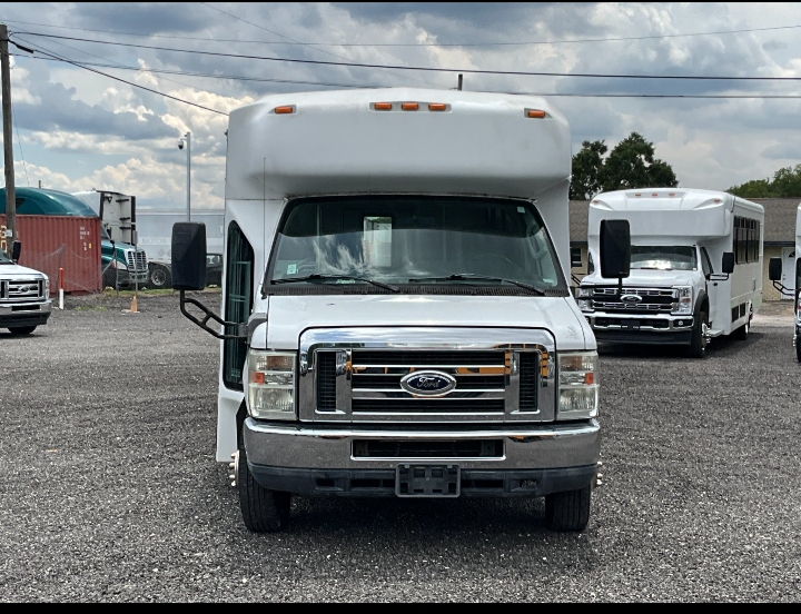 2013 Ford E-450 Shuttle Bus