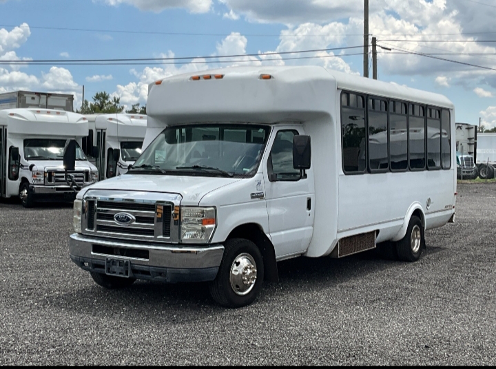 2013 Ford E-450 Shuttle Bus