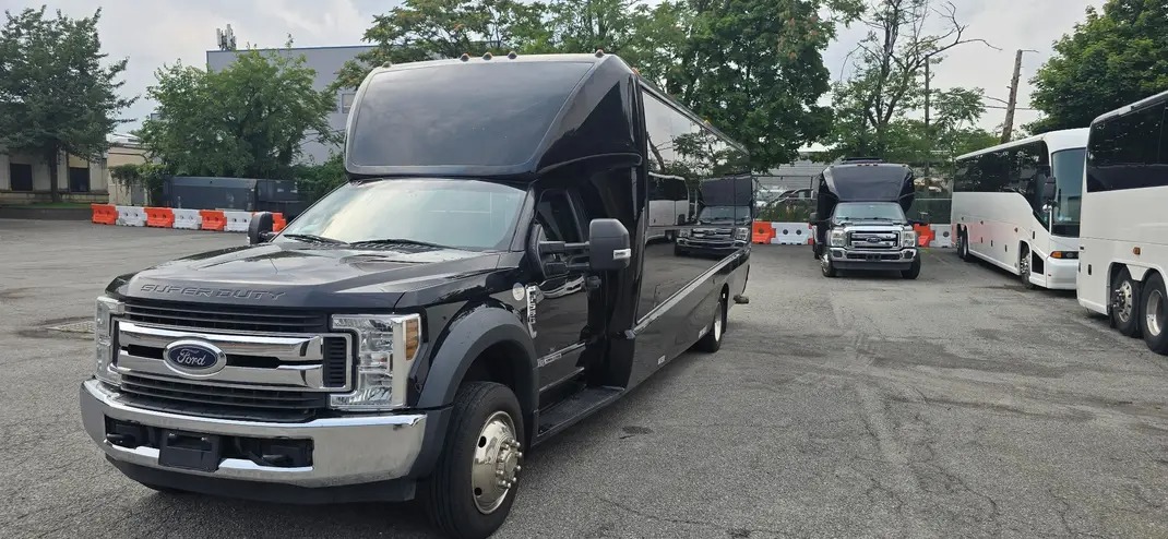 2018 Ford F-550 Grech GM33 – Diesel 27-Passenger Shuttle Bus