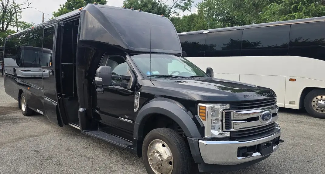 2018 Ford F-550 Grech GM33 – Diesel 27-Passenger Shuttle Bus