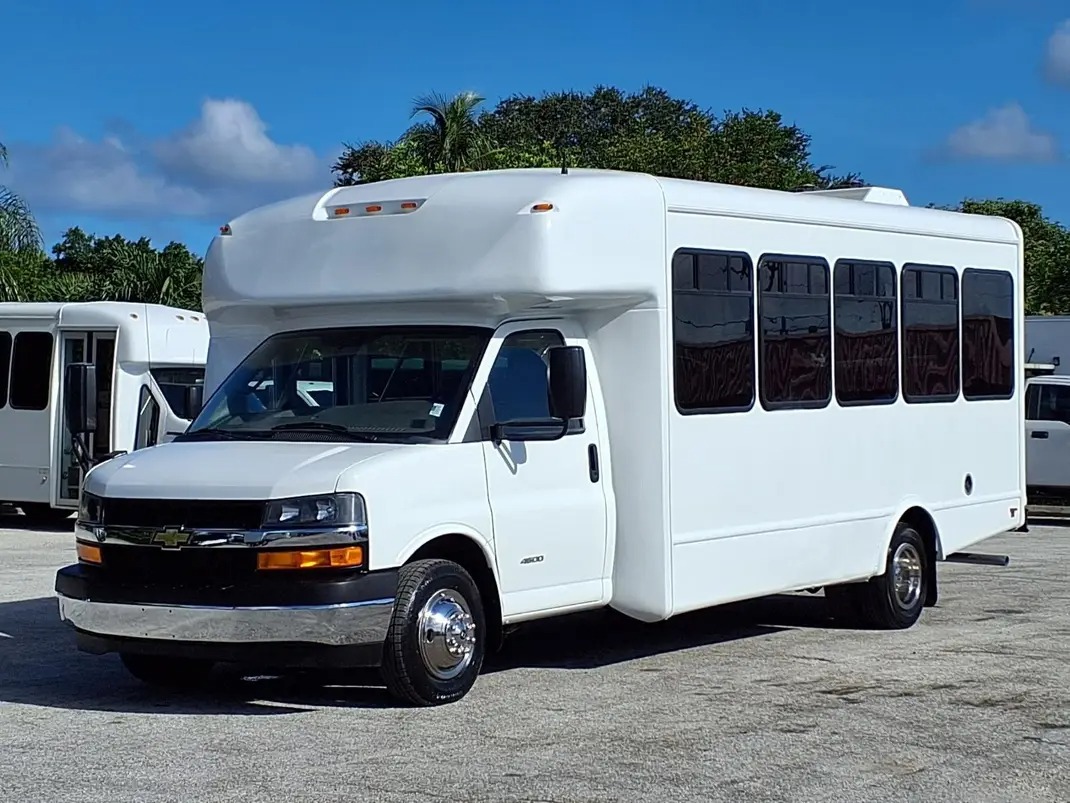 2022 Chevrolet Express 4500 Starcraft 25-Passenger Shuttle Bus
