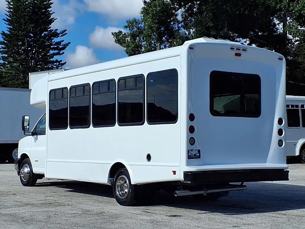 2022 Chevrolet Express 4500 Starcraft 25-Passenger Shuttle Bus