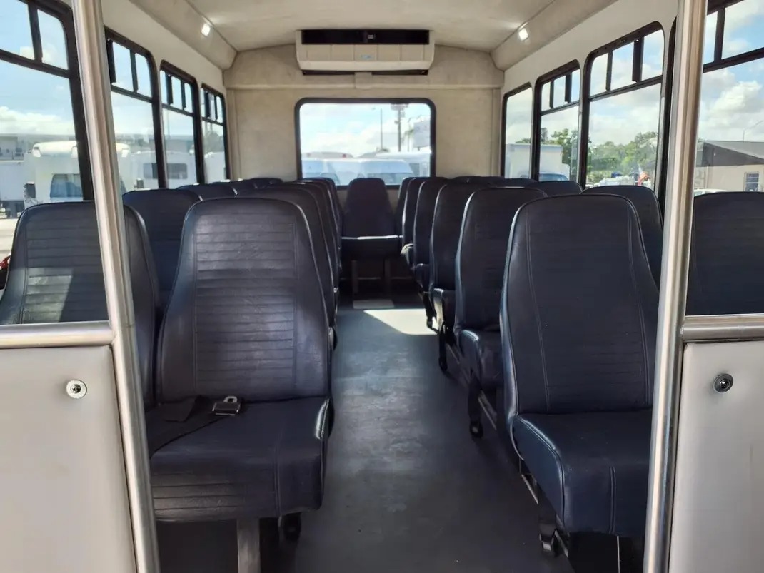 2022 Chevrolet Express 4500 Starcraft 25-Passenger Shuttle Bus