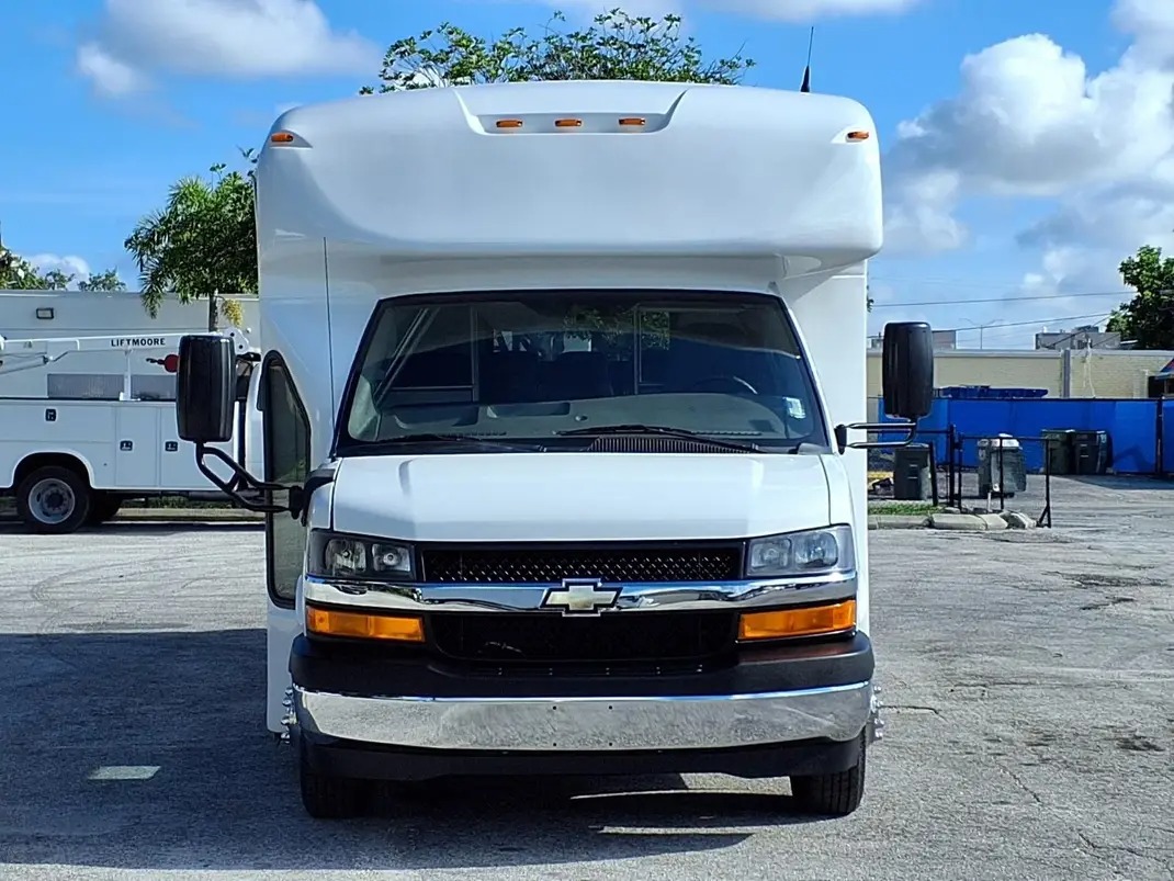 2022 Chevrolet Express 4500 Starcraft 25-Passenger Shuttle Bus