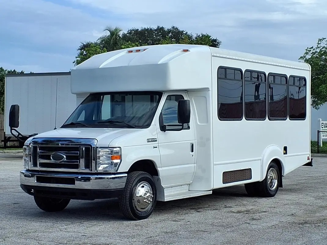 2016 Ford E-350 11-Passenger Shuttle Bus with Wheelchair Lift