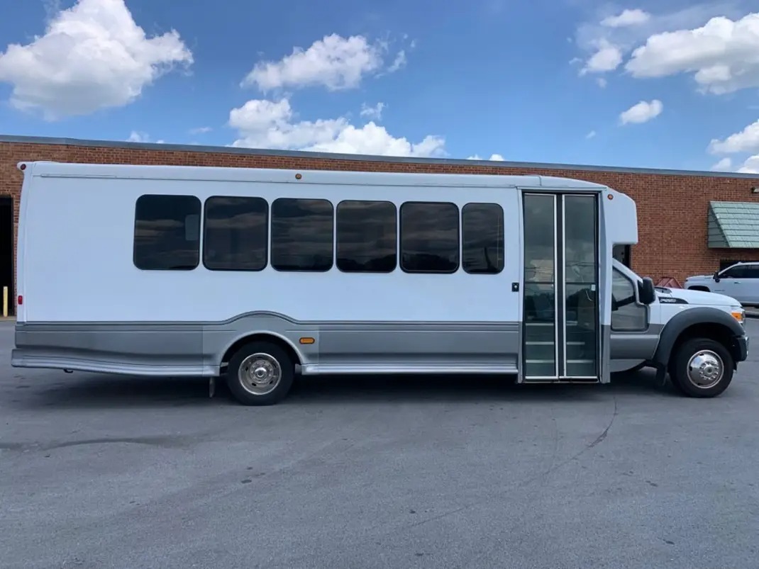 2014 Ford F-550 Odyssey XL – Well-Equipped 25 Passenger Bus