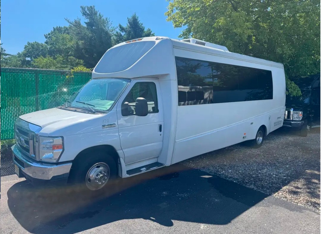 Reliable 24-Passenger 2017 Ford E-450 Shuttle Bus