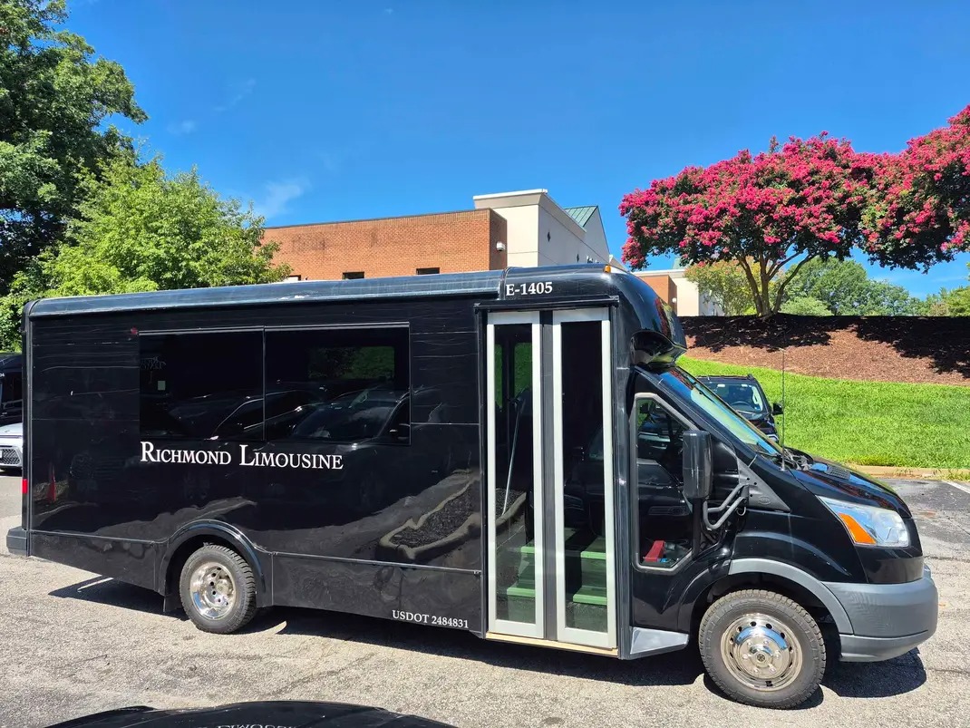 2017 Glaval Ford E-350 – Reliable 14+1 Passenger Shuttle Bus