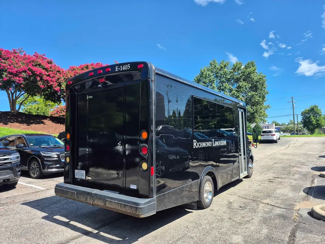 2017 Glaval Ford E-350 – Reliable 14+1 Passenger Shuttle Bus