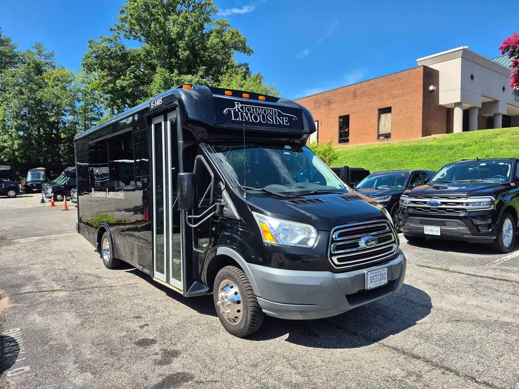2017 Glaval Ford E-350 – Reliable 14+1 Passenger Shuttle Bus