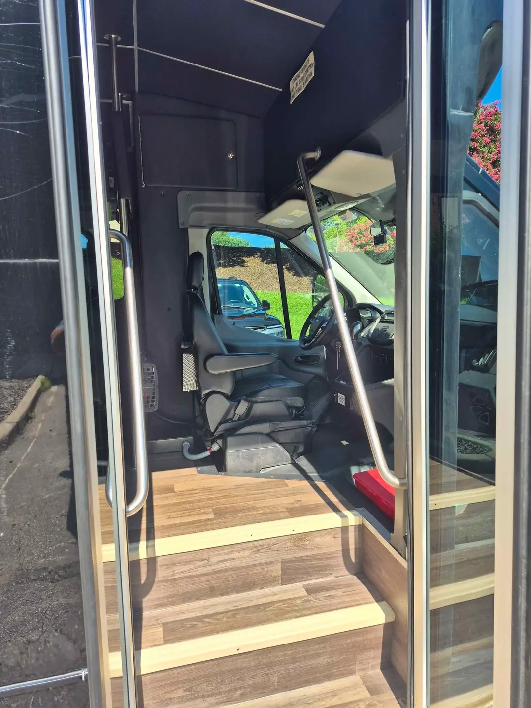 2017 Glaval Ford E-350 – Reliable 14+1 Passenger Shuttle Bus