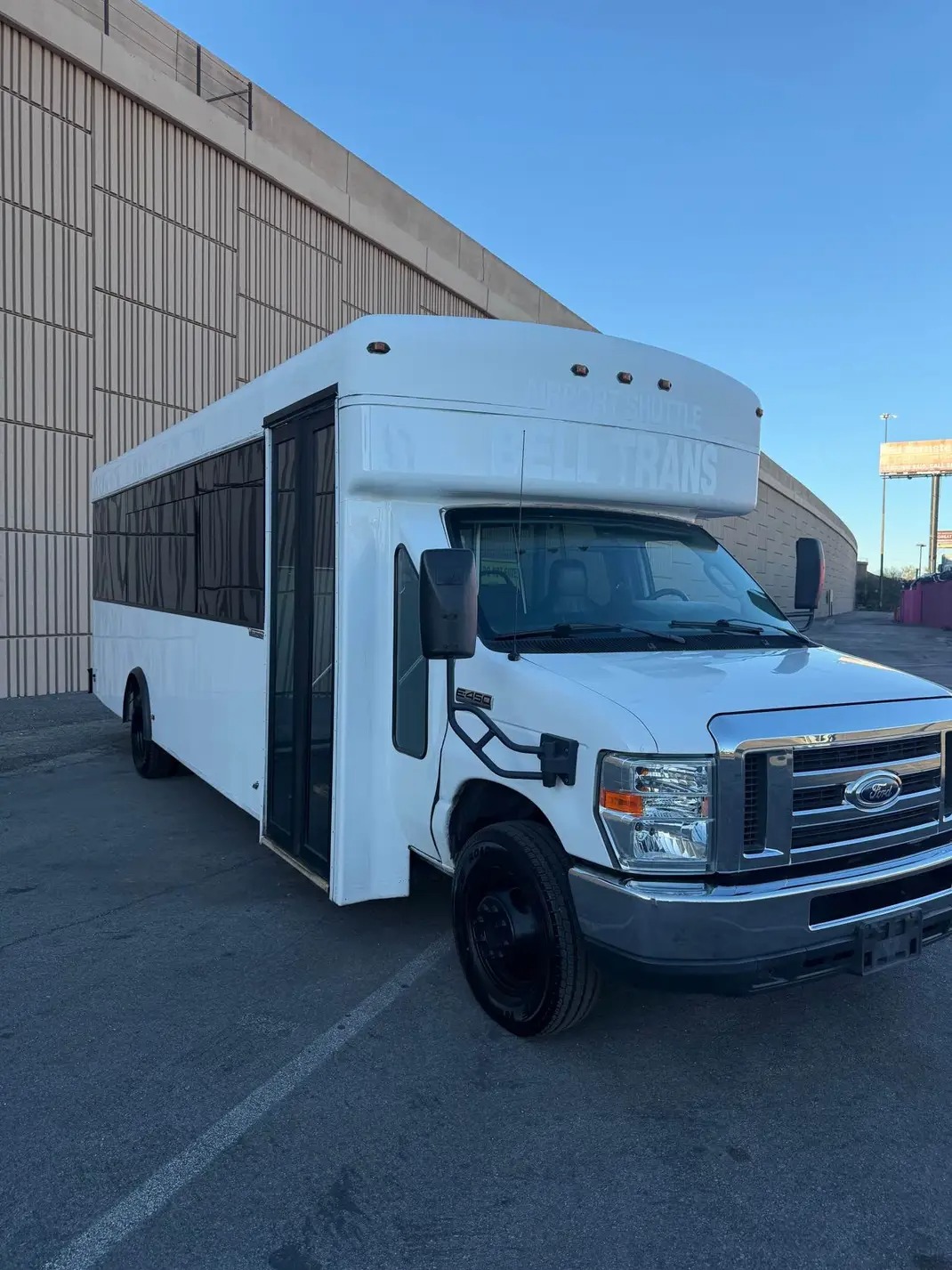 Reliable 2016 Ford E-450 25-Passenger Shuttle Bus