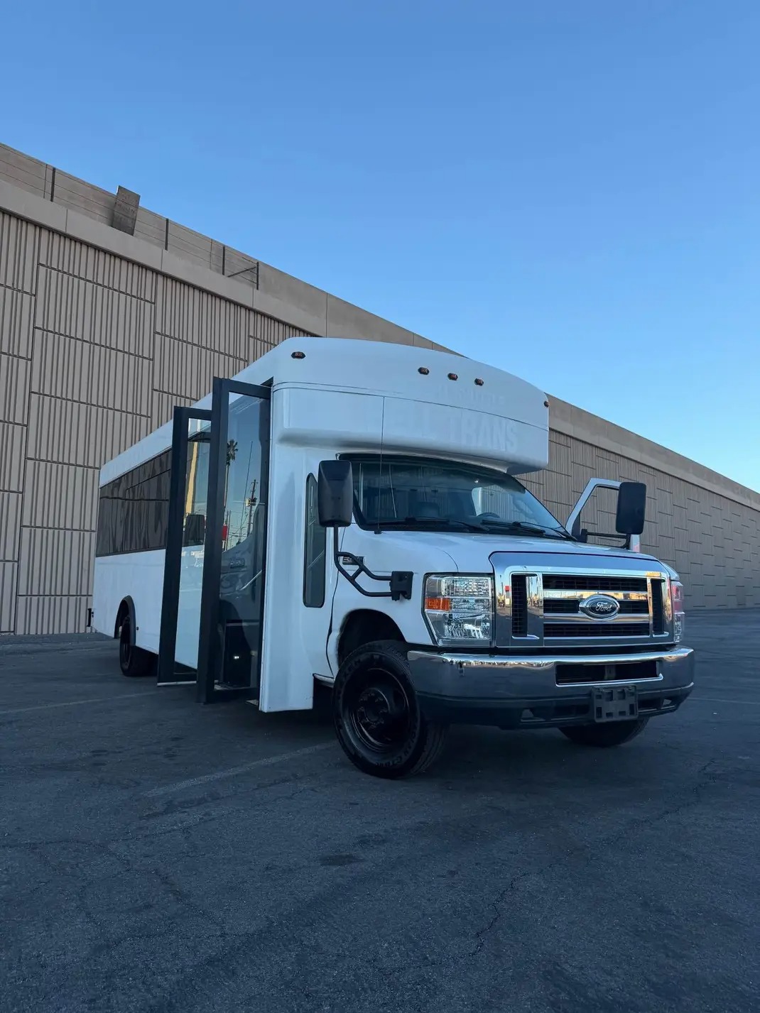 Reliable 2016 Ford E-450 25-Passenger Shuttle Bus