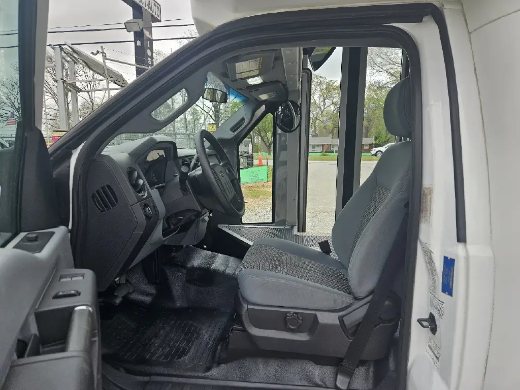 Used 2015 Ford F-550-Shuttle Bus
