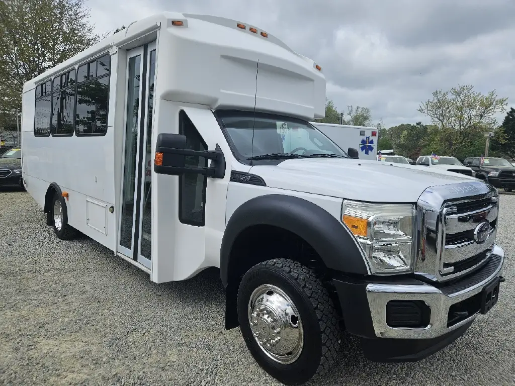 Used 2015 Ford F-550-Shuttle Bus