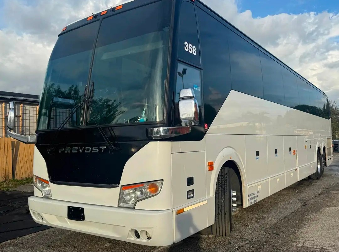 Premium 56-Passenger 2015 Prevost H3-45 Motorcoach