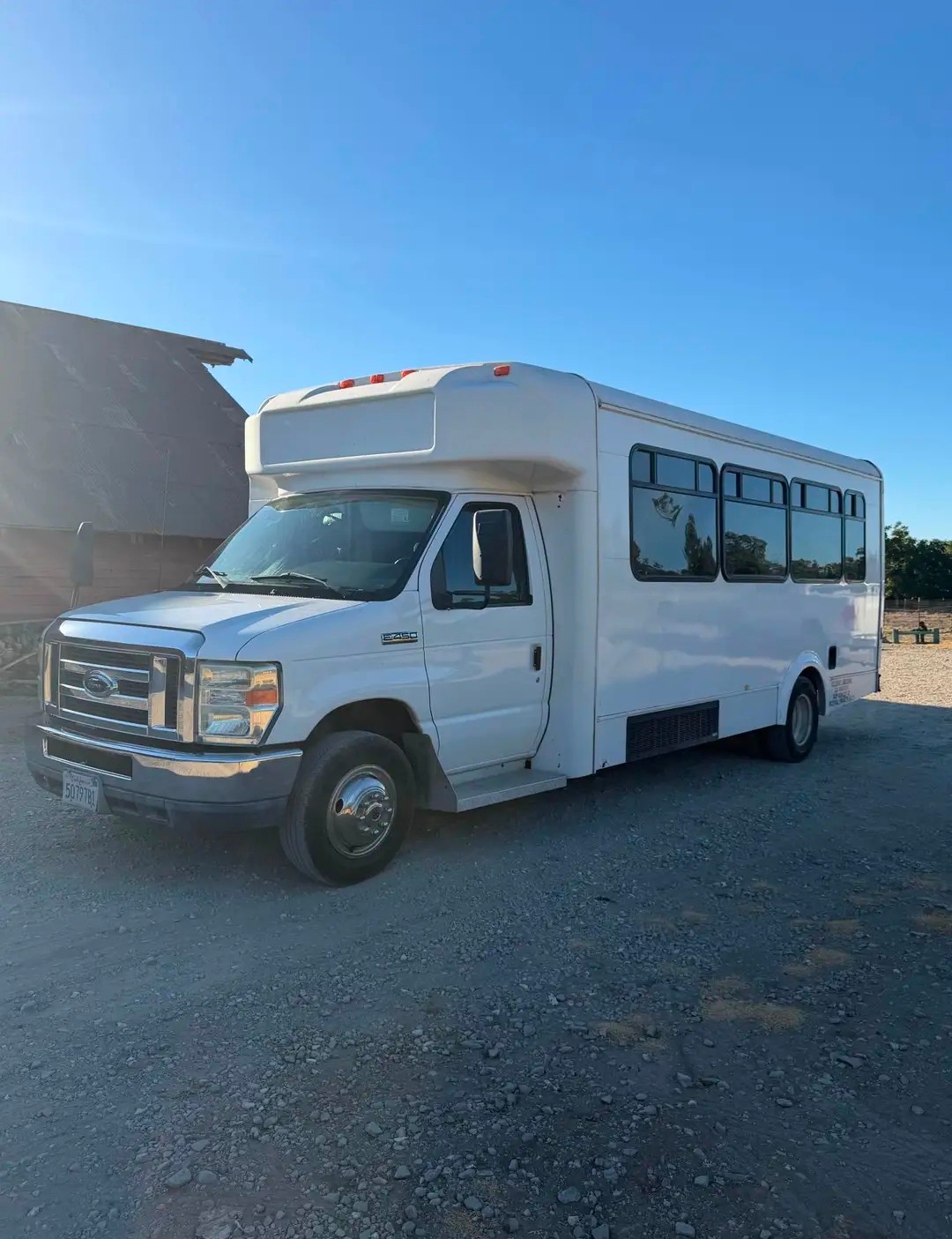 Reliable 2011 Ford E-450 Limo Bus – 15–18 Passengers Capacity