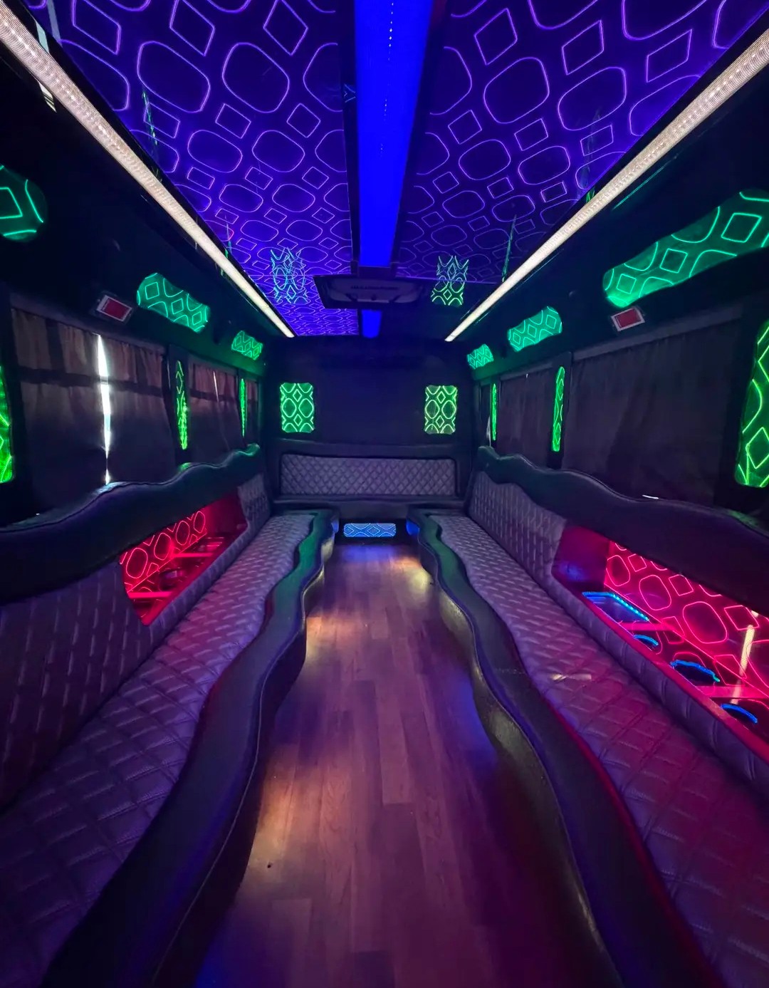 Reliable 2011 Ford E-450 Limo Bus – 15–18 Passengers Capacity