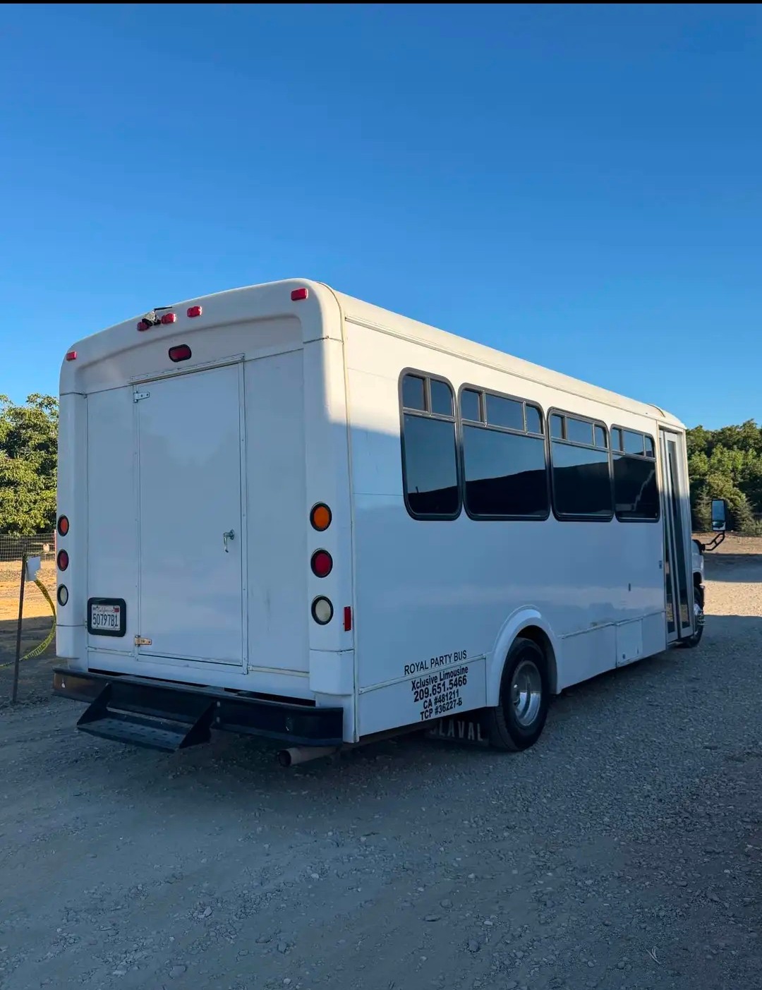 Reliable 2011 Ford E-450 Limo Bus – 15–18 Passengers Capacity