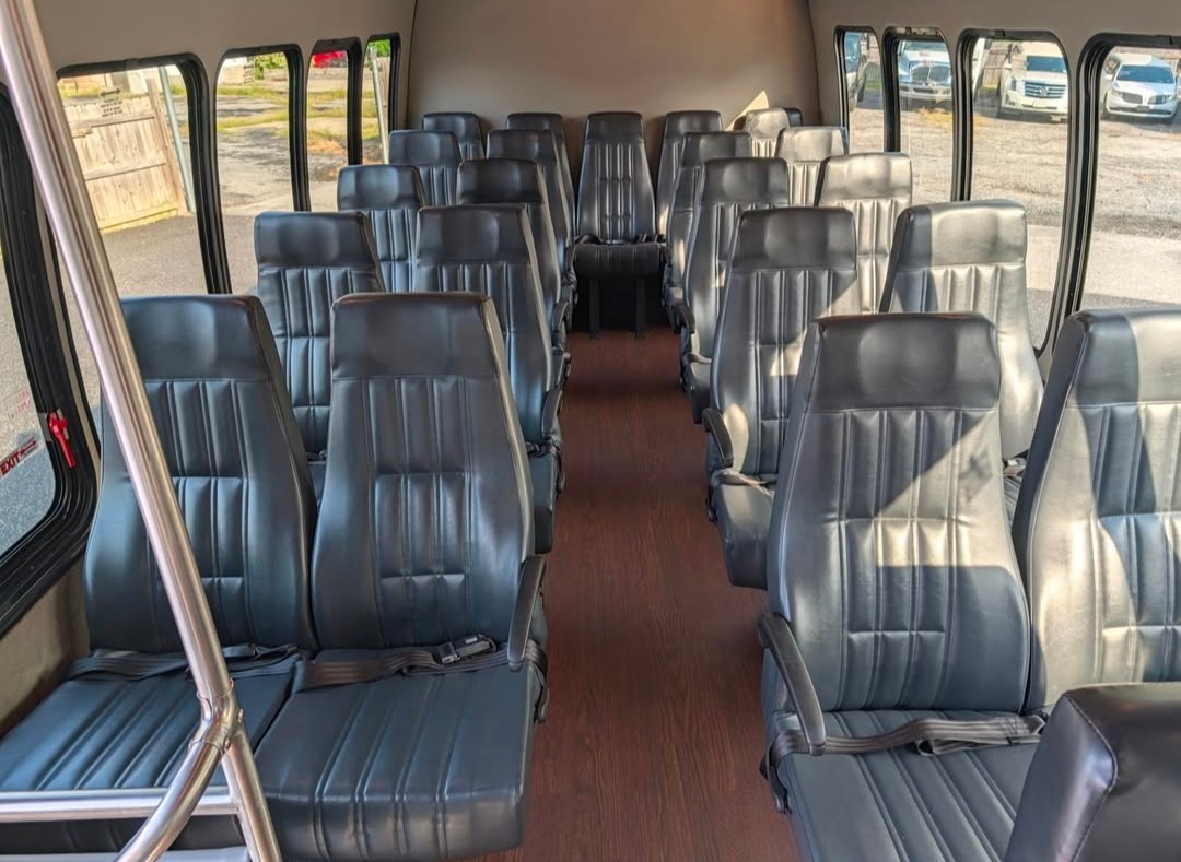 2017 Ford E450 Turtle Top – Reliable 23-Passenger Shuttle