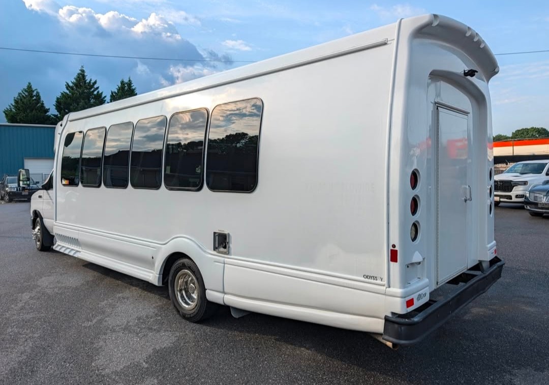 2017 Ford E450 Turtle Top – Reliable 23-Passenger Shuttle