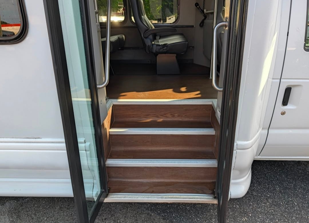 2017 Ford E450 Turtle Top – Reliable 23-Passenger Shuttle
