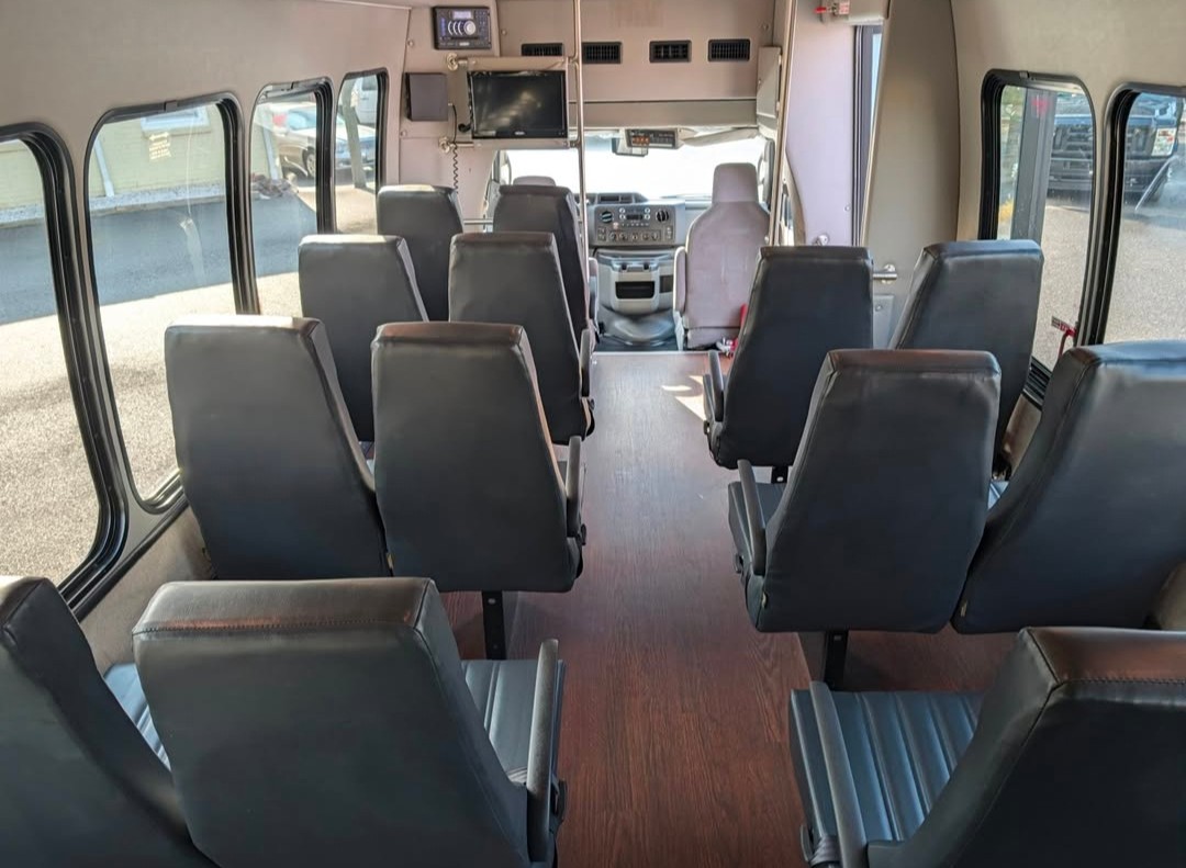2017 Ford E450 Turtle Top – Reliable 23-Passenger Shuttle