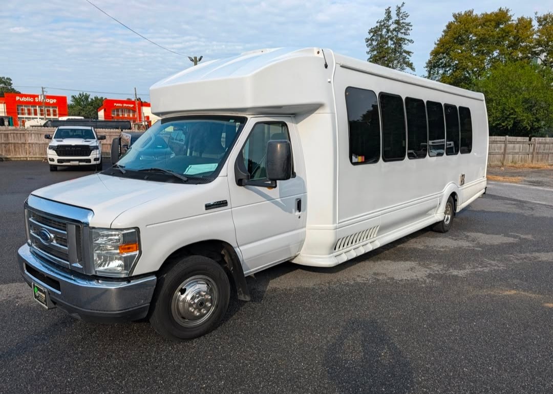 2017 Ford E450 Turtle Top – Reliable 23-Passenger Shuttle