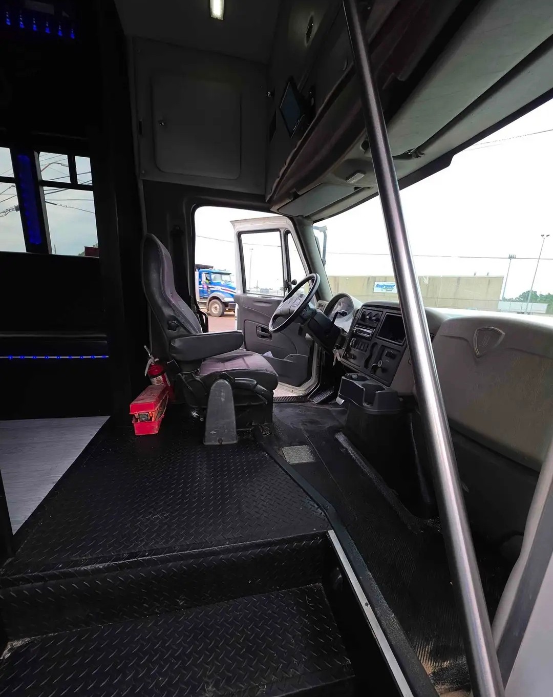 2013 International 3000 – Customized 30-Passenger Limo Bus