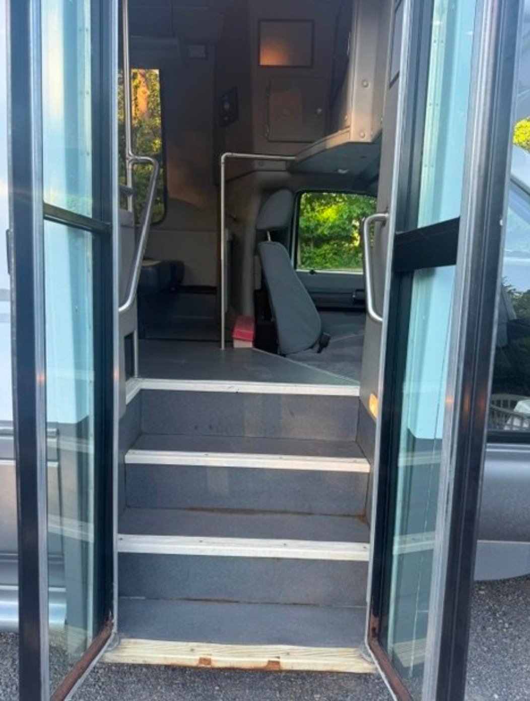 29-Passenger 2013 Ford F550 Turtle Top – Gasoline Powered Shuttle Bus
