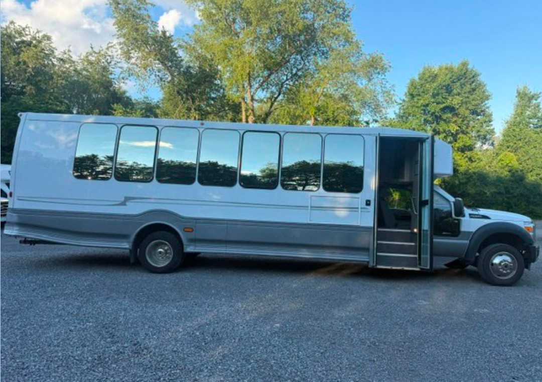 29-Passenger 2013 Ford F550 Turtle Top – Gasoline Powered Shuttle Bus
