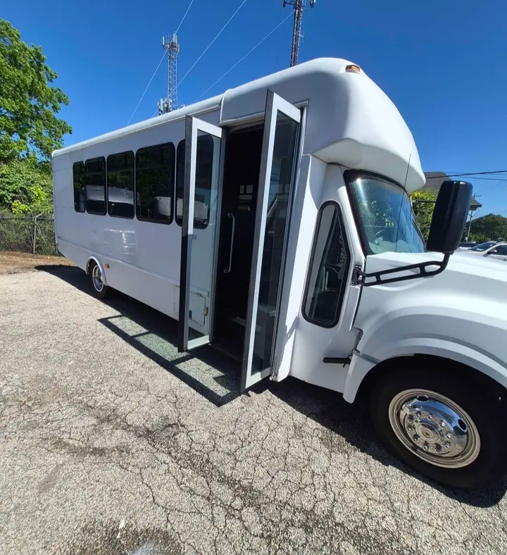 2013 International 3000 Limousine Bus