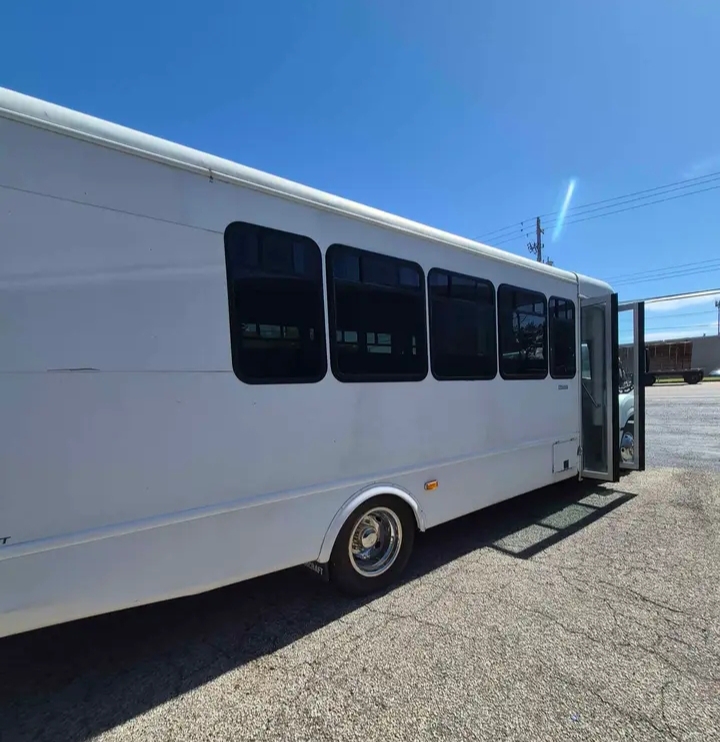 2013 International 3000 Limousine Bus